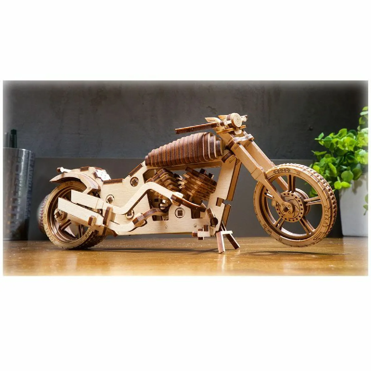 Modèle en bois - Maquette de moto en 3 dimensions - Moteur à élastiques