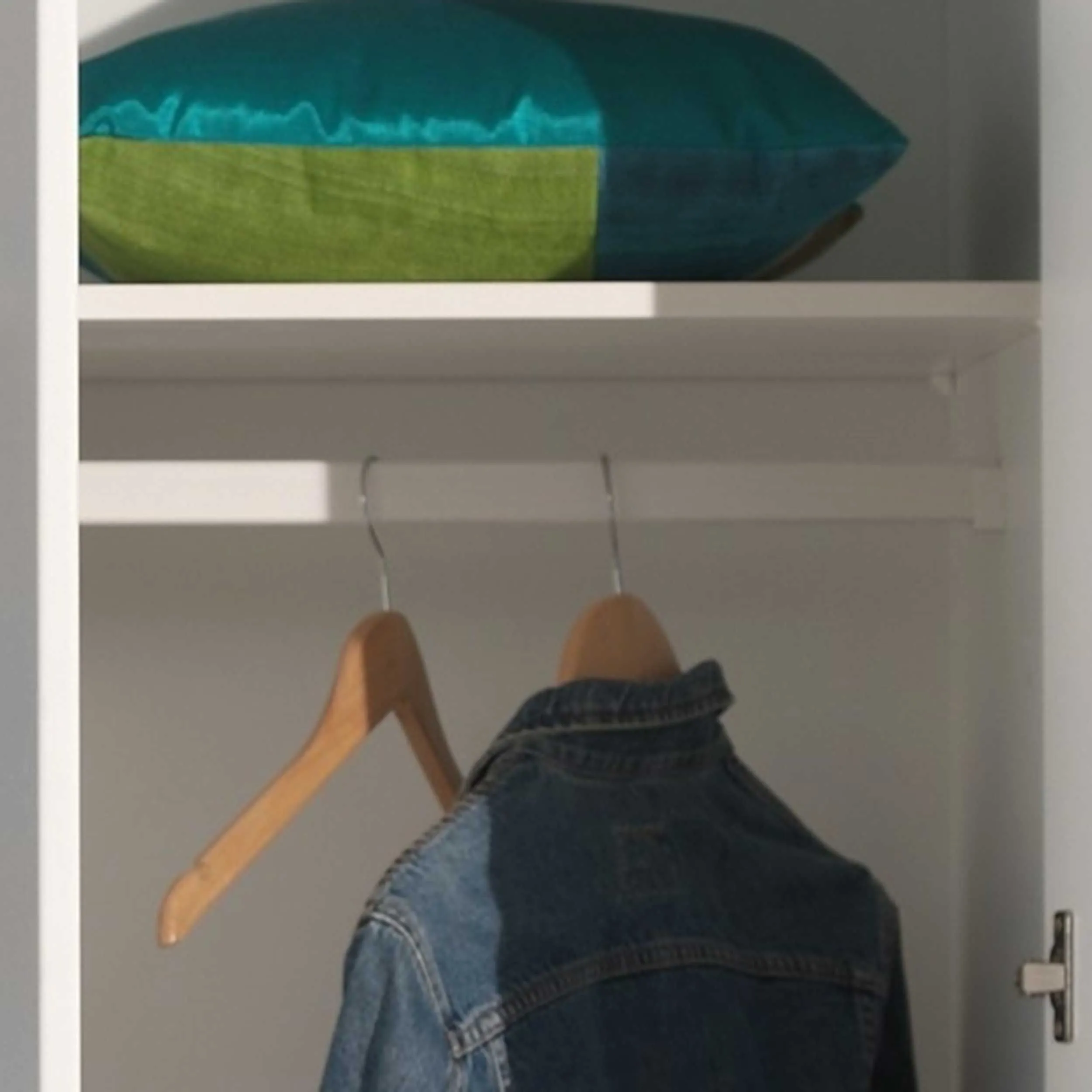 Tringle supplémentaire pour l'armoire Lara 3 portes