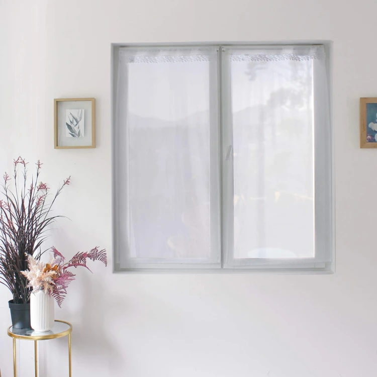 Paire de petits voilages avec galon en macramé