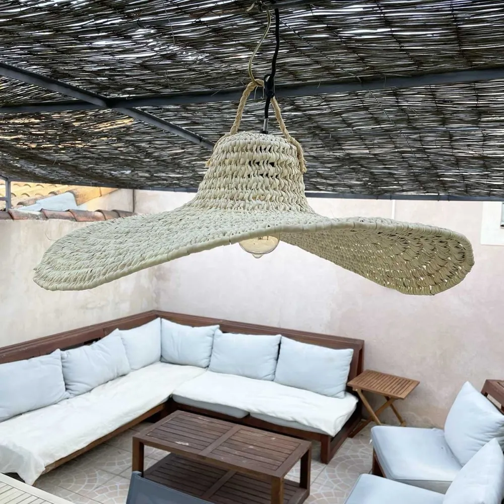 Abat-jour chapeau ondulé en paille de palmier du Maroc fait main