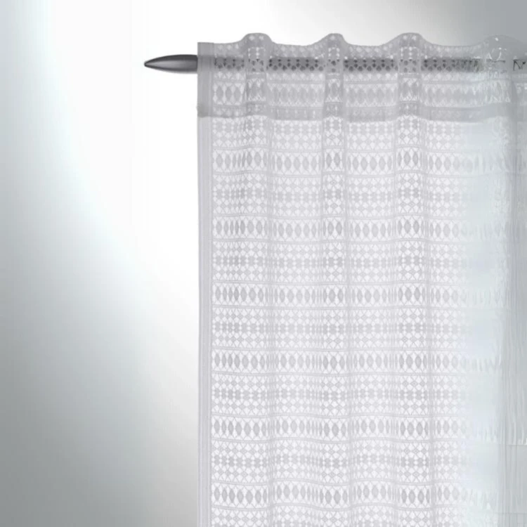 Voilage aux rayures ajourées