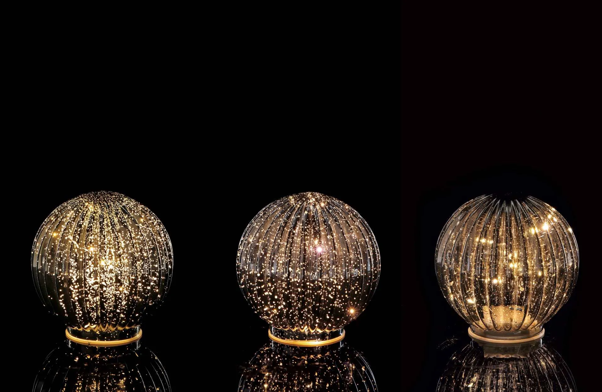 Italian Gift Christmas Glass Ball Ass. with 12 LEDs D 15 cm Gold 1 pc