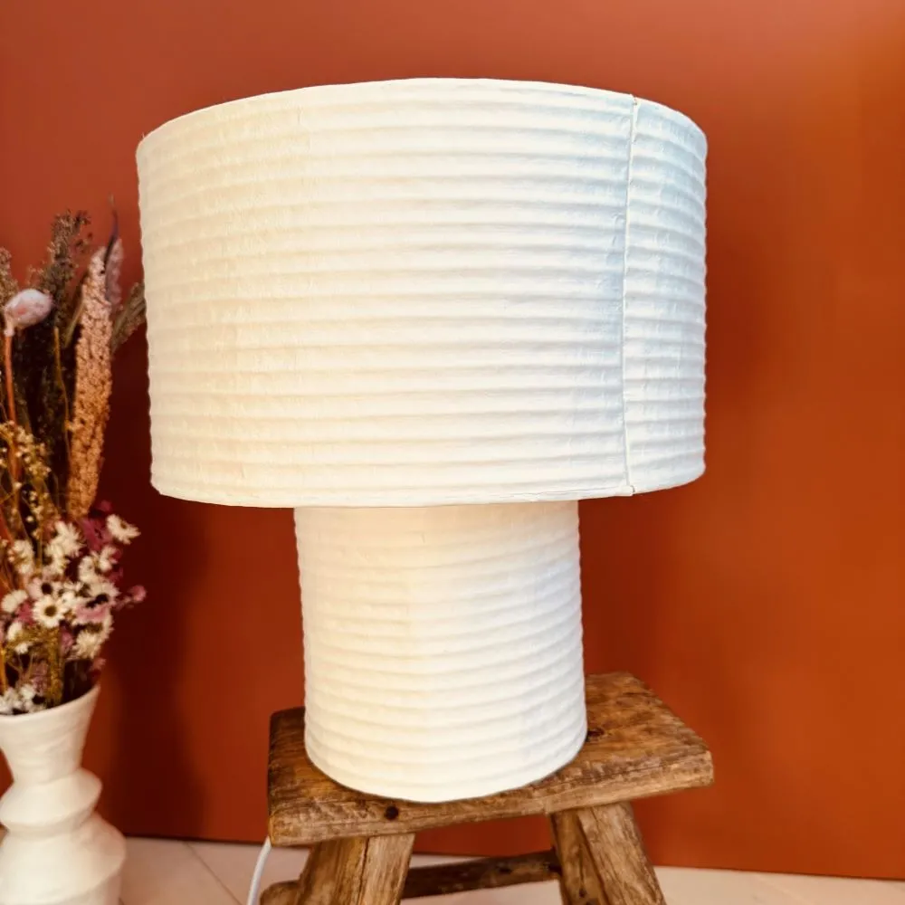Lampe à poser en papier mâché blanc cannelé