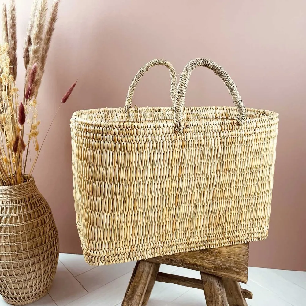 Panier en osier fait à la main avec anses en corde