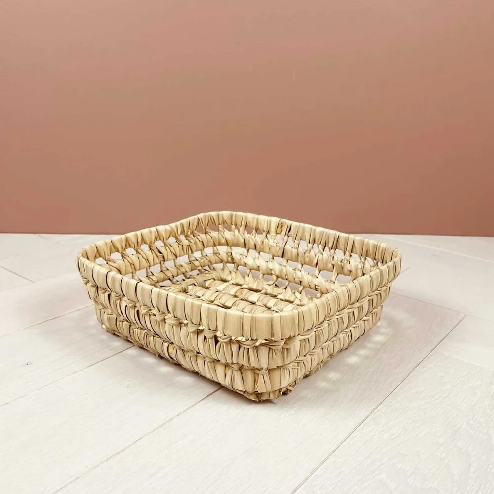 Panier ou corbeille de rangement rigide en palmier