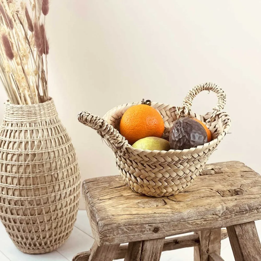 Petit panier fait à la main en feuilles de palmier